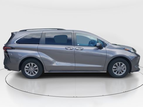 Used 2023 Toyota Sienna XLE image 2
