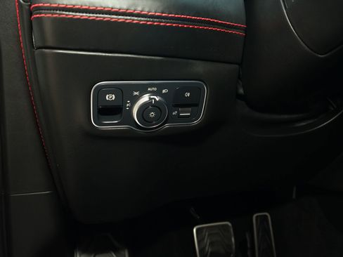 Used 2021 Aston Martin DBX AWD/4WD image 28