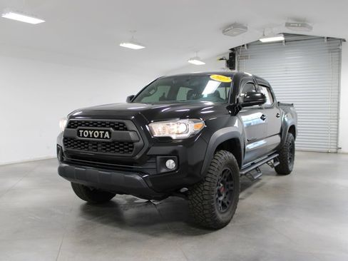 Used 2017 Toyota Tacoma TRD Off-Road w/ Premium & Technology Package AWD/4WD image 4