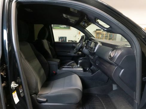 Used 2020 Toyota Tacoma TRD Sport w/ Technology Package AWD/4WD image 14