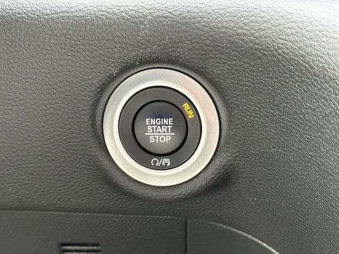 Used 2025 Chrysler Pacifica Limited image 23