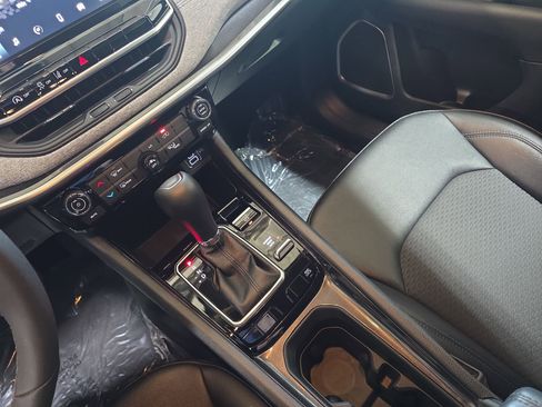 Used 2025 Jeep Compass Latitude image 25