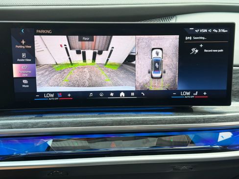 Used 2024 BMW i7 xDrive60 w/ Premium Package AWD/4WD image 31