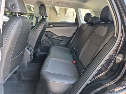 Used 2022 Volkswagen Taos SE w/ Panoramic Sunroof Package FWD image 10