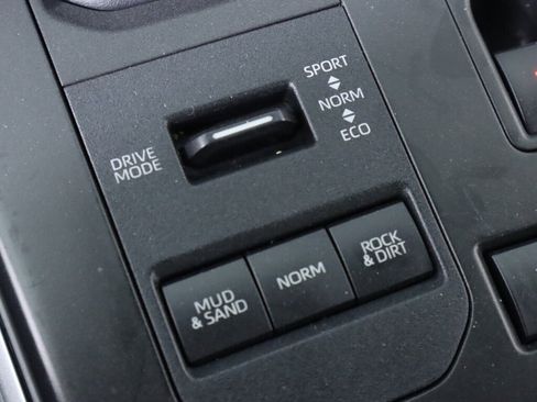 Used 2020 Toyota Highlander LE AWD/4WD image 26