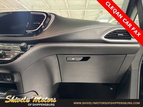 Used 2024 Chrysler Pacifica Touring image 43