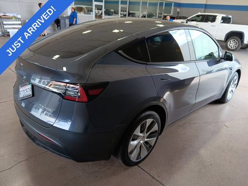 Used 2022 Tesla Model Y Long Range AWD/4WD image 3