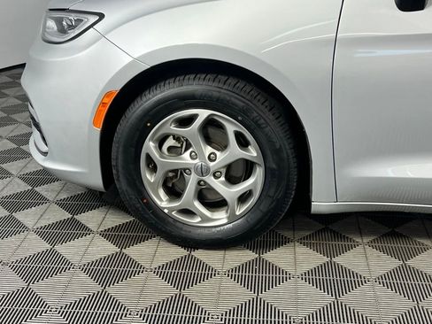 Used 2024 Chrysler Pacifica Limited image 10