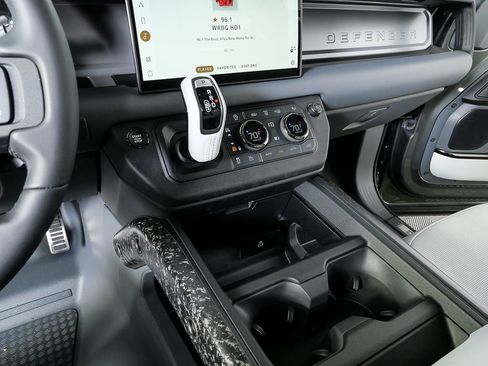 Used 2025 Land Rover Defender 110 image 17