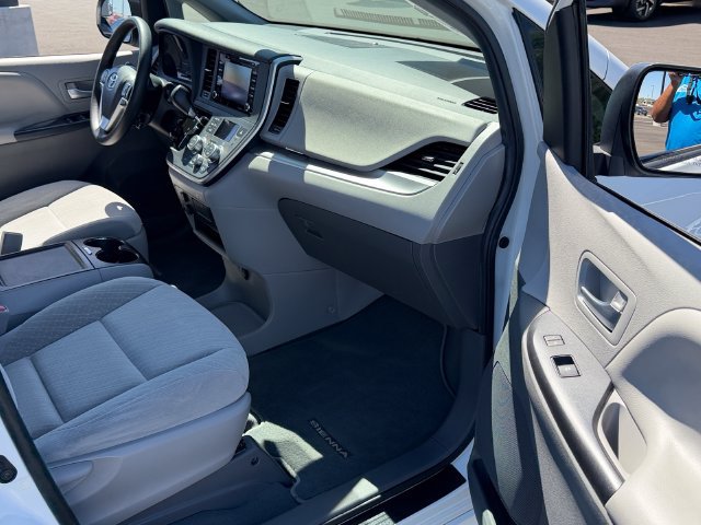 Used 2020 Toyota Sienna LE w/ Carpet Mat Package FWD image 26