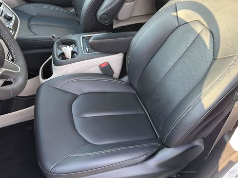 Used 2024 Chrysler Pacifica Limited FWD image 27