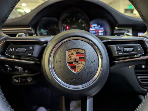 Certified 2025 Porsche Macan image 27