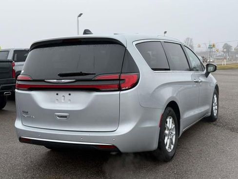 Used 2023 Chrysler Pacifica Touring-L image 5