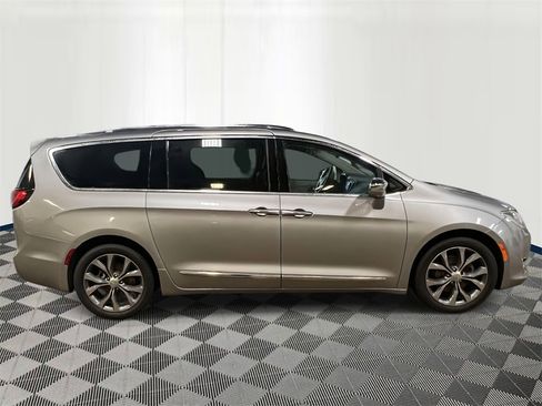 Used 2017 Chrysler Pacifica Limited w/ Advanced Safetytec Group image 5