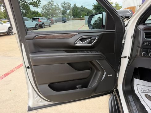 Used 2021 Chevrolet Suburban LT w/ LT Signature Package RWD image 23