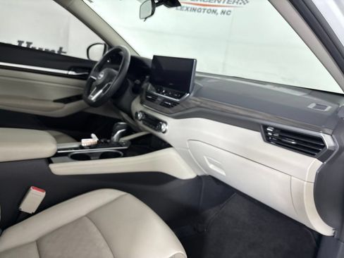 Used 2023 Nissan Altima 2.5 SL FWD image 32