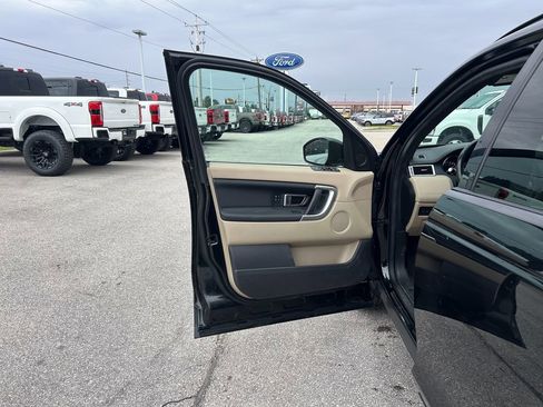 Used 2016 Land Rover Discovery Sport HSE image 12