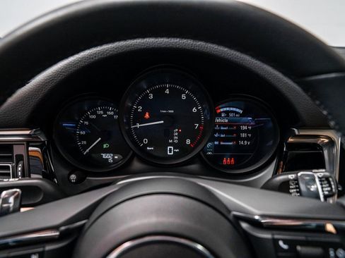 Used 2025 Porsche Macan image 15