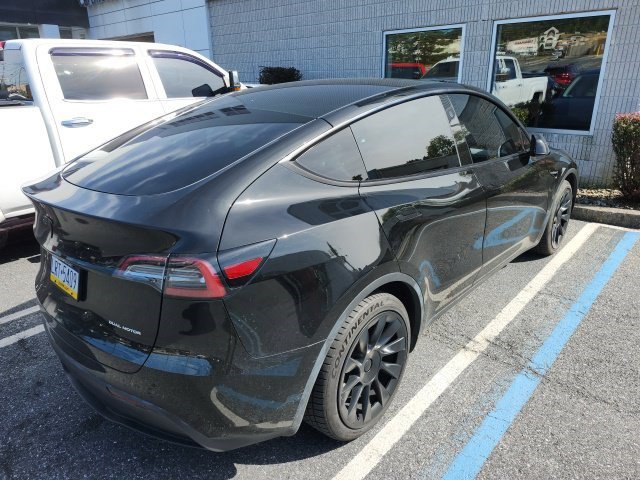 Used 2024 Tesla Model Y Long Range AWD/4WD image 3