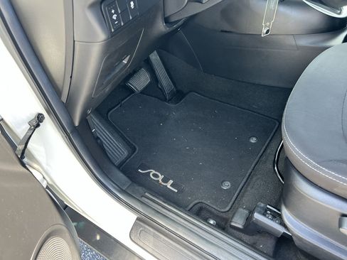 Used 2017 Kia Soul FWD image 17