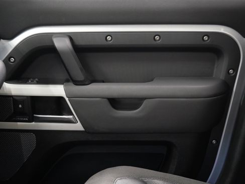 Used 2020 Land Rover Defender 110 First Edition image 31