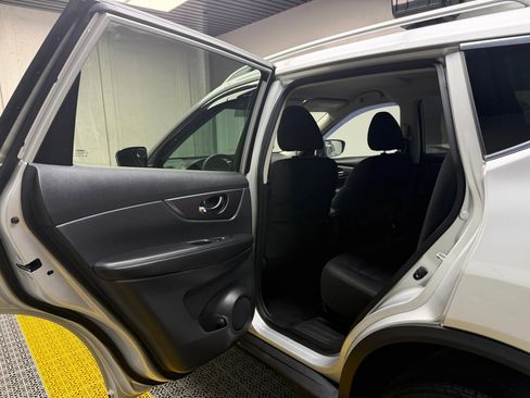 Used 2016 Nissan Rogue SV image 12