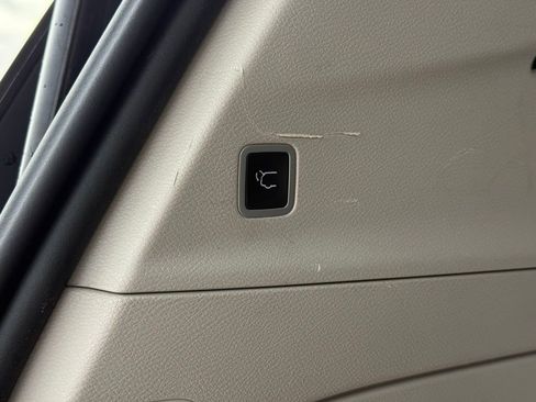 Used 2023 Chrysler Pacifica Touring-L image 14