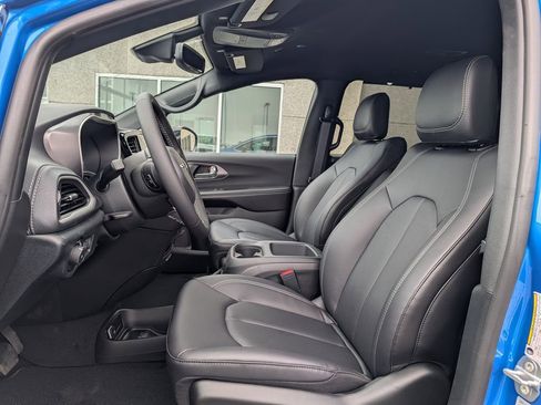 New 2026 Chrysler Pacifica Select AWD/4WD image 5