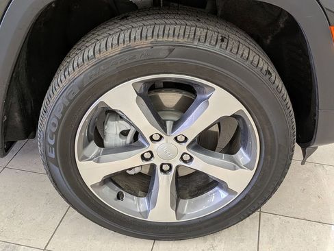 Used 2024 Jeep Grand Cherokee Limited w/ Luxury Tech Group II image 12