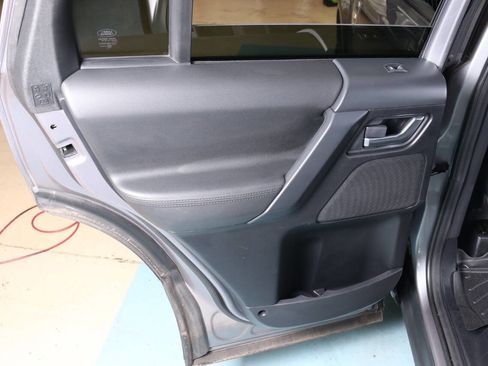 Used 2013 Land Rover LR2 HSE image 38