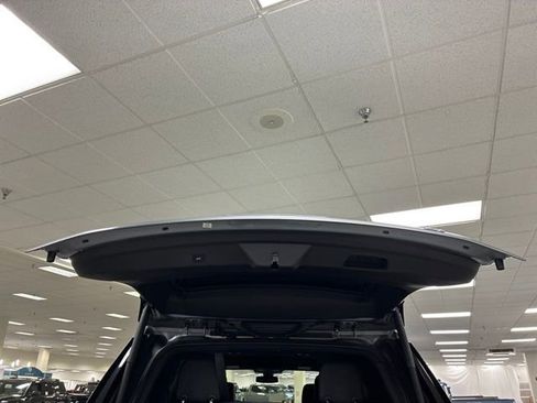 Used 2022 Chevrolet Tahoe LT w/ Luxury Package AWD/4WD image 19