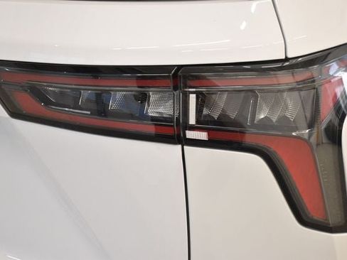 Used 2025 Chevrolet Equinox LT AWD/4WD image 12