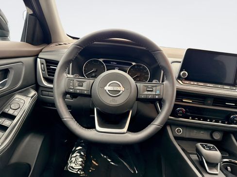 Used 2023 Nissan Rogue SV w/ SV Premium B Package image 12