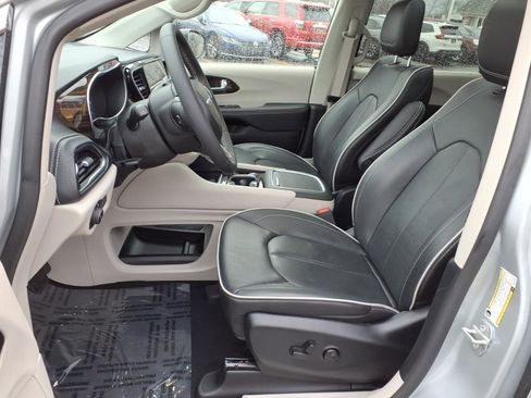 Used 2024 Chrysler Pacifica Limited image 4