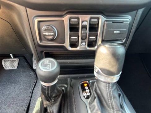 Used 2025 Jeep Wrangler Unlimited Sahara AWD/4WD image 28