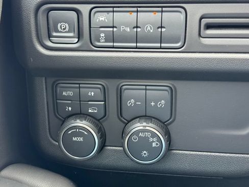 Used 2024 Chevrolet Suburban LT AWD/4WD image 21