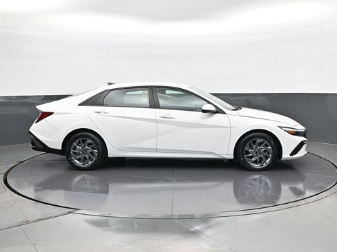 Certified 2024 Hyundai Elantra SEL FWD image 5