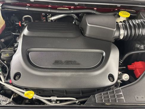 Used 2021 Chrysler Pacifica Limited w/ Uconnect Theater Family Group image 34