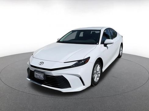 Used 2025 Toyota Camry LE image 7