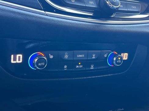 Used 2022 Buick Enclave Essence image 17