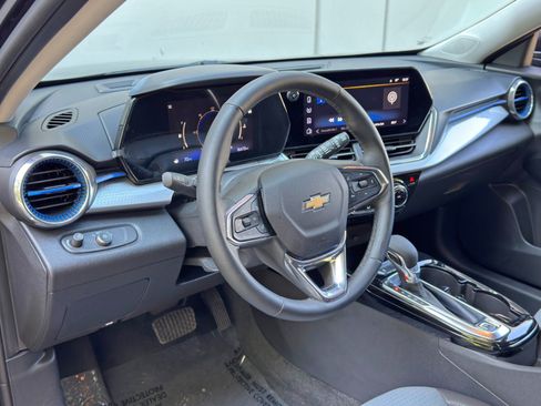 Used 2025 Chevrolet Trax LT w/ LT Convenience Package FWD image 12