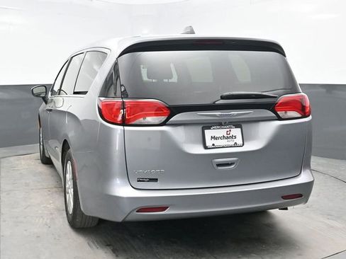 Used 2020 Chrysler Voyager L FWD image 5