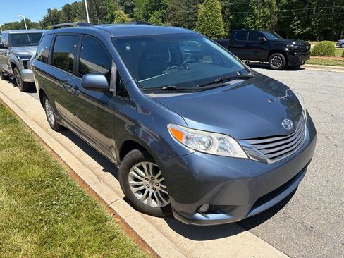 Used 2017 Toyota Sienna XLE FWD image 8