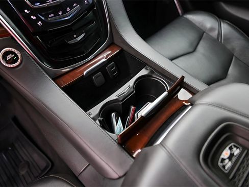 Used 2019 Cadillac Escalade Luxury image 24