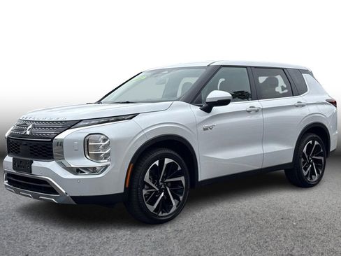 Used 2025 Mitsubishi Outlander SE image 1