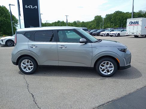 Used 2025 Kia Soul LX w/ LX Technology Package image 2