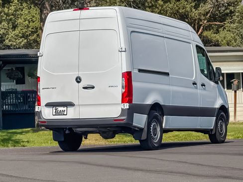 Used 2025 Mercedes-Benz Sprinter 2500 image 4