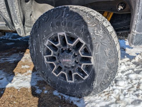 Used 2024 GMC Sierra 2500 AT4X image 11