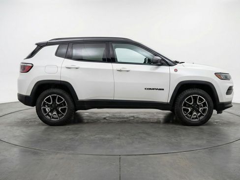 Used 2025 Jeep Compass Trailhawk image 11