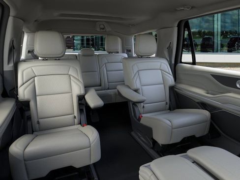 New 2026 Lincoln Navigator Premiere AWD/4WD image 11
